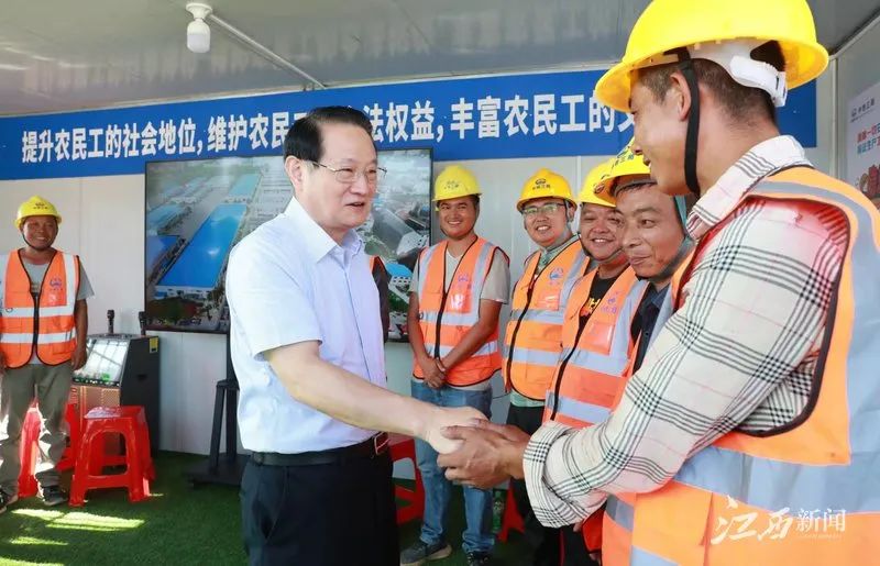 致敬坚守在高温下的“最美劳动者” 易炼红在南昌探望慰问高温一线事情职员_尊时凯龙