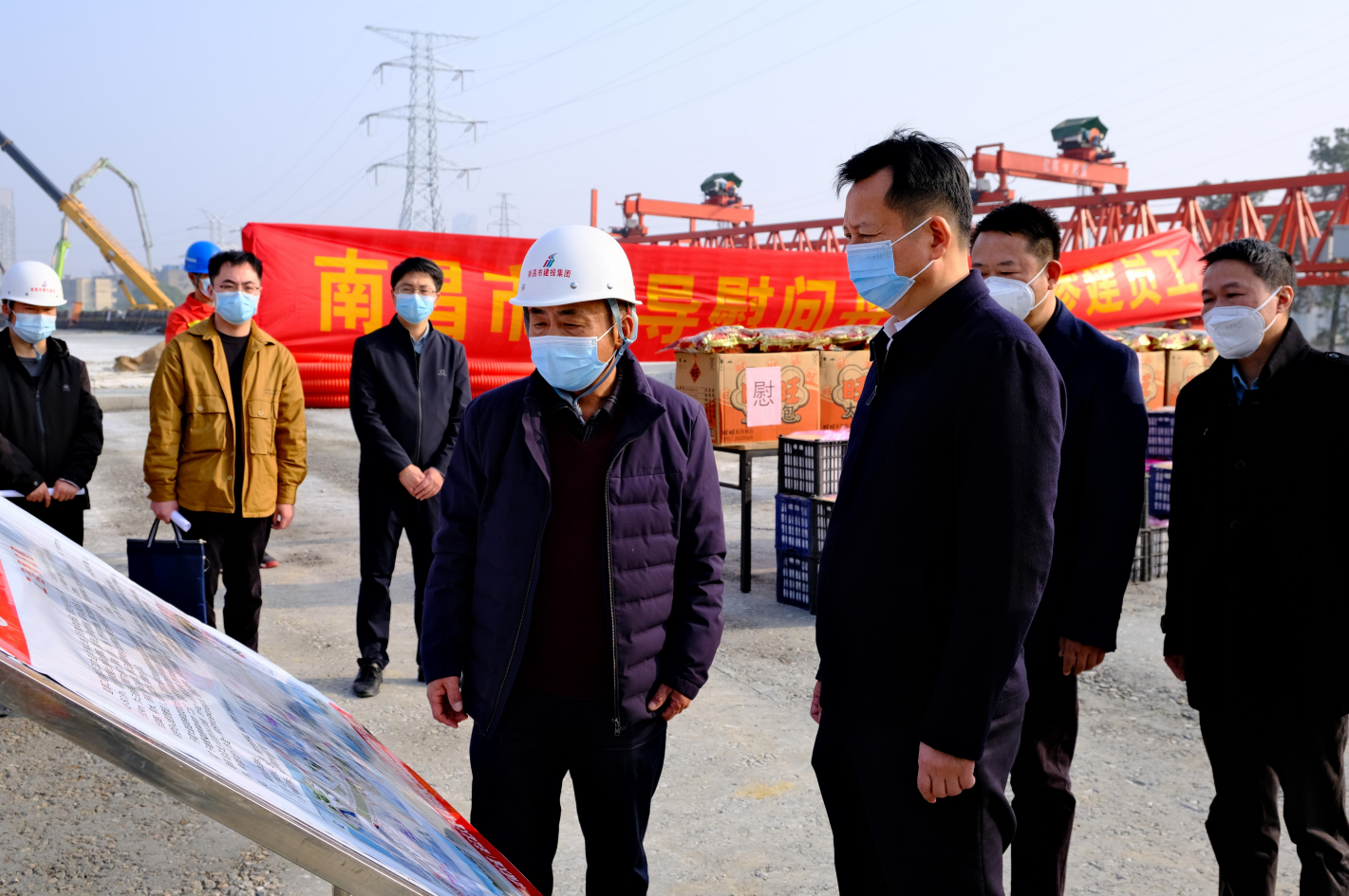 市委常委、副市长肖云走访慰问丹霞路项目一线工人_尊时凯龙