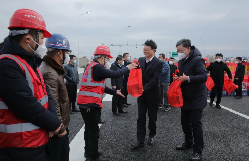 市长万广明走访慰问重大重点项目建设者_尊时凯龙